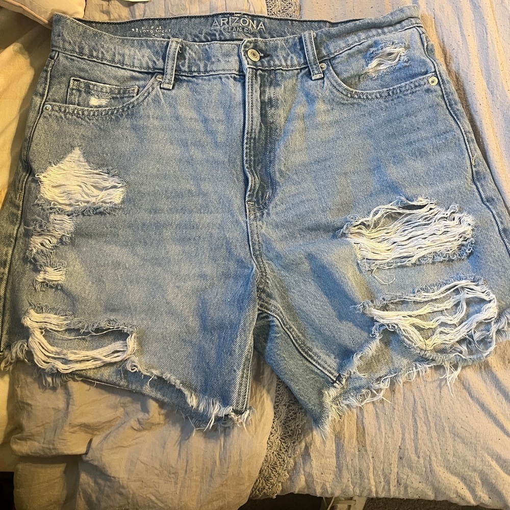✨Arizona Jean Company Distressed Denim Shorts- Size 10 (NWT Condition) ✨